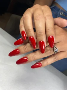 Extensión de uñas acrílicas rojas con acabado brillante por nailsbyeliag Cartagena
