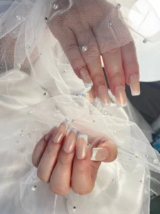 Diseño de uñas acrílicas estilo francés impecable a domicilio en Cartagena por nailsbyeliag