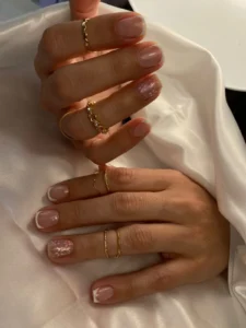 Esmaltado semipermanente tono nude natural y acabado brillante por nailsbyeliag en Cartagena