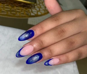 Manicura semipermanente con francesa azul rey y destellos por nailsbyeliag Cartagena