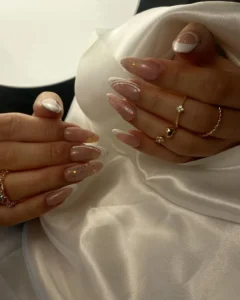 Manicura semipermanente con acabado de brillo fino a domicilio por nailsbyeliag