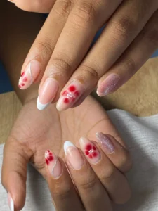 Manicure semipermanente con francesa moderna y detalles rojos por nailsbyeliag