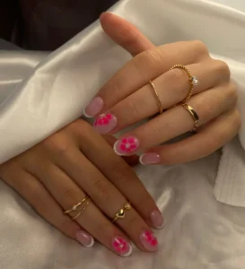 Diseño de uñas semipermanentes con flores rosas artísticas por nailsbyeliag Cartagena