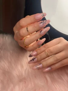 Esmaltado semipermanente nude con nail art botánico a mano alzada por nailsbyeliag Cartagena