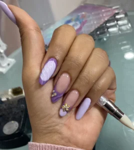 Manicure semipermanente lila pastel con delineado francés lila por nailsbyeliag Cartagena