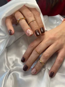 Diseño de uñas semipermanentes en escala de marrones y nude a domicilio por nailsbyeliag
