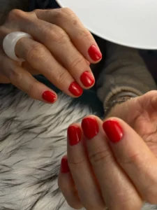 Uñas con esmaltado semipermanente rojo intenso y brillo espejo por nailsbyeliag Cartagena