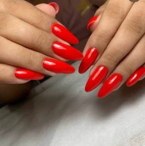 Extensión de uñas stiletto con esmaltado semipermanente rojo fuego por nailsbyeliag en Cartagena