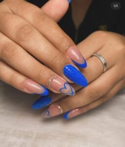 Manicura semipermanente almendrada con francesa azul intenso por nailsbyeliag