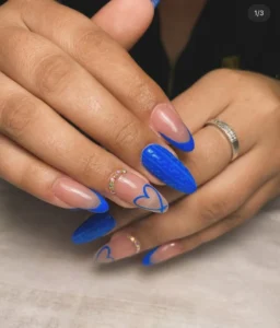 Esmaltado semipermanente azul rey con detalles abstractos a domicilio en Cartagena por nailsbyeliag