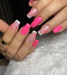 Manicure semipermanente fucsia vibrante combinado con francesa moderna por nailsbyeliag Cartagena