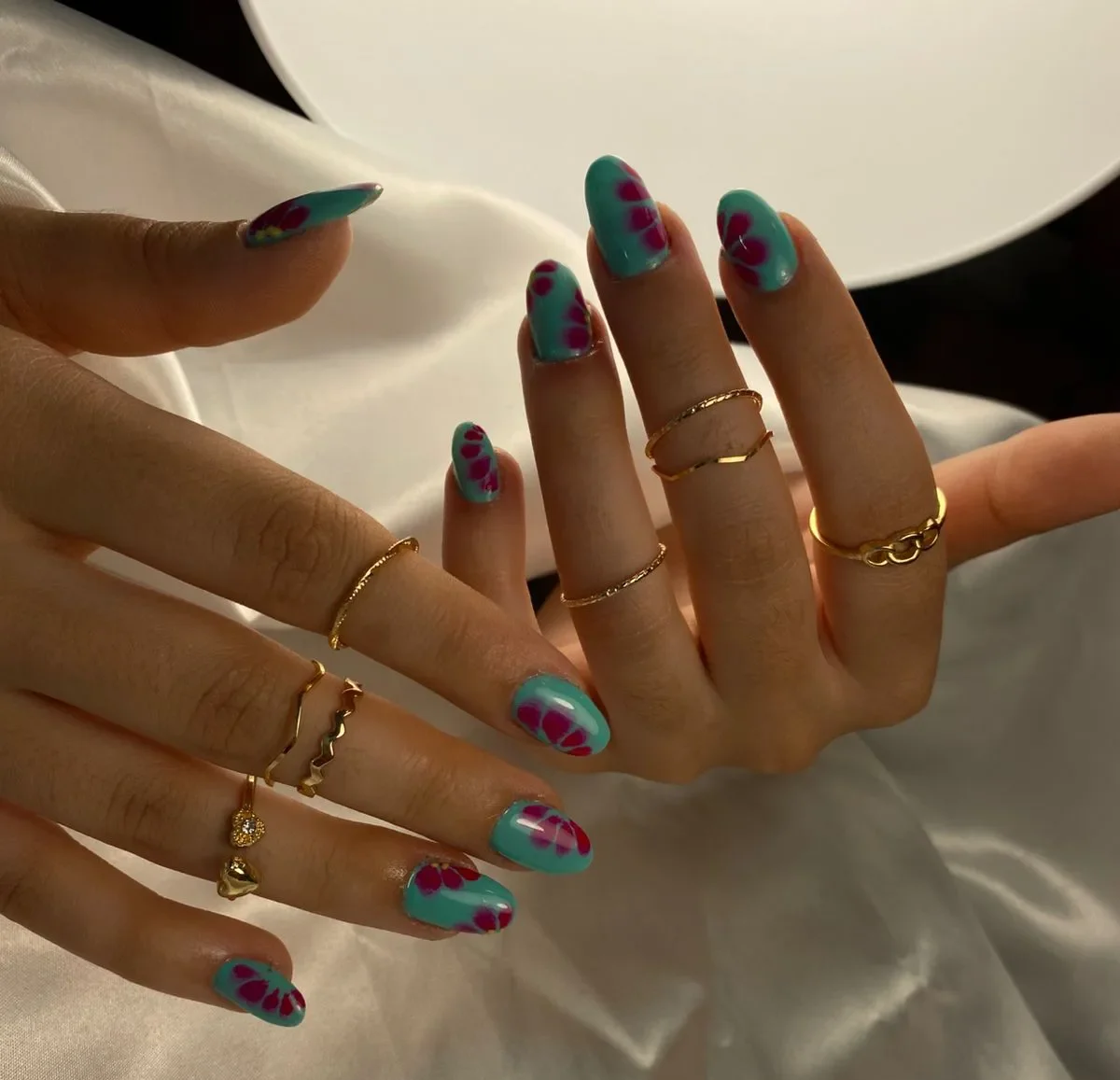 Diseño de uñas semipermanentes turquesa con nail art floral veraniego en Cartagena por nailsbyeliag