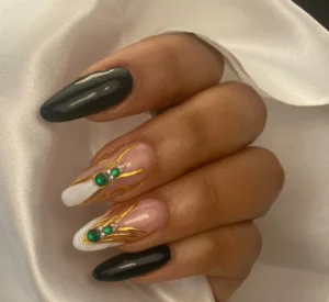 Uñas almendradas con esmaltado semipermanente verde esmeralda y líneas doradas por nailsbyeliag