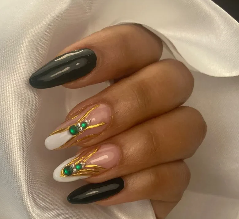 Uñas almendradas con esmaltado semipermanente verde esmeralda y líneas doradas por nailsbyeliag