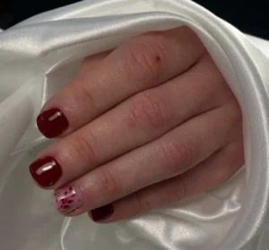 Esmaltado semipermanente rojo vino tinto elegante en uñas naturales por nailsbyeliag Cartagena