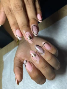 Esmaltado semipermanente rosa claro con detalles en glitter y estrellas por nailsbyeliag Cartagena