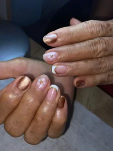 Esmaltado semipermanente en tonos café metalizado y francesa blanca por nailsbyeliag en Cartagena