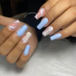 Extensión de uñas en poly gel celeste con efecto mármol y foil dorado a domicilio por nailsbyeliag