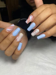 Extensión de uñas en poly gel celeste con efecto mármol y foil dorado a domicilio por nailsbyeliag