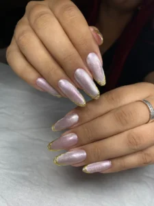 Uñas press on con efecto perlado glazed y borde dorado hechas a medida por nailsbyeliag en Cartagena