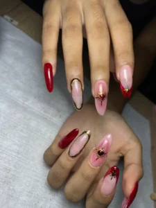 Set de uñas press on personalizadas en tono vino y nude con arte lineal por nailsbyeliag Cartagena