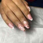 Manicure semipermanente con francesa clásica y decoración de flores sutiles por nailsbyeliag Cartagena
