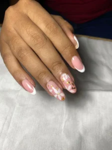 Manicure semipermanente con francesa clásica y decoración de flores sutiles por nailsbyeliag Cartagena