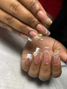 Diseño de uñas soft gel estilo coffin con encapsulado y detalles dorados en Cartagena por nailsbyeliag