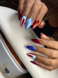 Uñas stiletto en soft gel con esmaltado azul y rojo metalizado por nailsbyeliag Cartagena