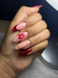 Manicura soft gel almendrada con francesa vino tinto y diseño floral por nailsbyeliag en Cartagena